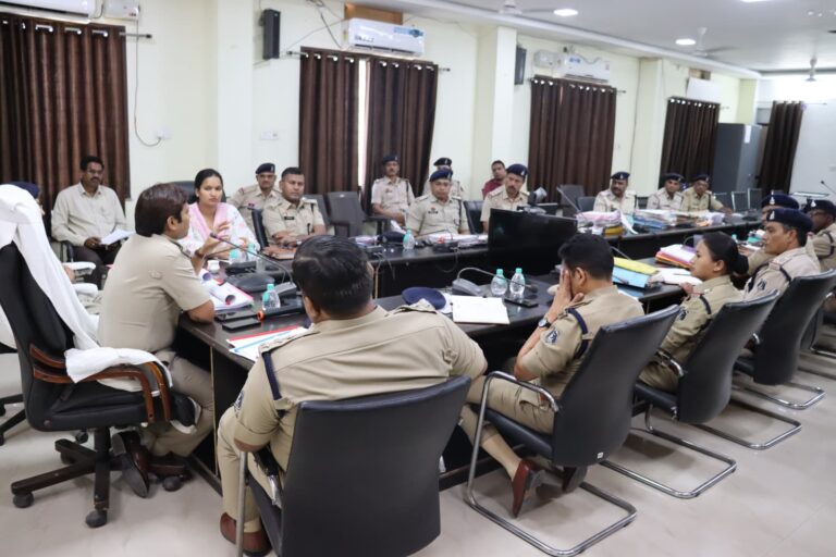 मुंगेली पुलिस अधीक्षक ने कानून व्यवस्था को सुदृढ़ बनाने दिए कड़े निर्देश.. अवैध गतिविधियों पर सख्ती, साइबर फ्रॉड व महिला अपराधों पर तत्काल कार्रवाई का आदेश