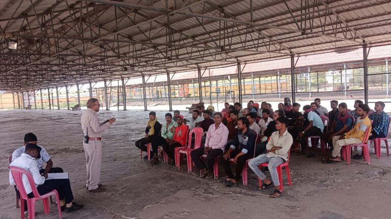 मुंगेली में यातायात पुलिस का जागरूकता अभियान, मालवाहक वाहनों में सवारी परिवहन पर सख्त हिदायत