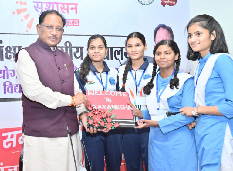 रायपुर : मुख्यमंत्री साय ने आकांक्षा विद्यालय में नीट जेईई कोचिंग के विद्यार्थियों से किया संवाद