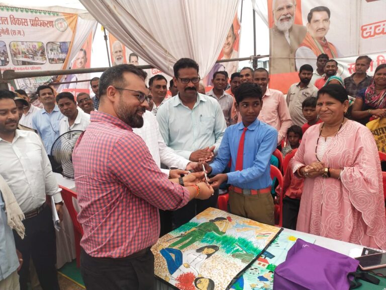 ग्राम सल्फा में आयोजित सुशासन तिहार समाधान शिविर में छात्र की चित्रकला प्रतिभा ने बटोरी सबकी सराहना