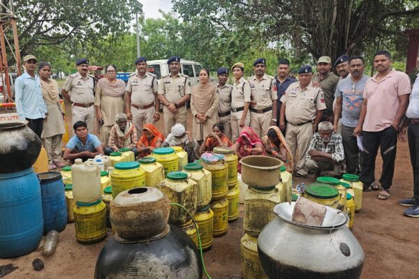 सफाईकर्मी बनकर गांव में पहुची सीपत पुलिस घेराबंदी कर अवैध शराब पर दी दबिश