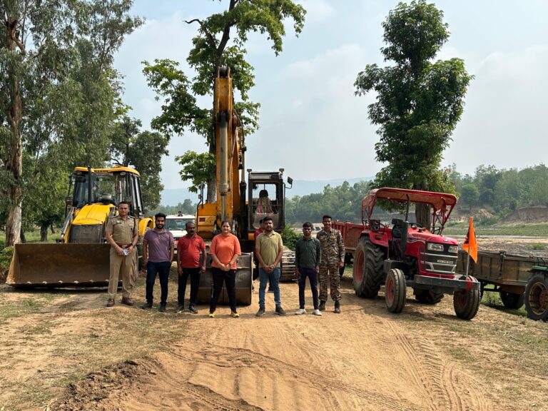 रेत के अवैध कारोबार में पकड़े गए 56 वाहन मालिकों एवं चालकों के विरुद्ध एफ. आई. आर. दर्ज