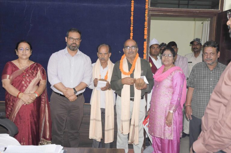 दो शिक्षकों की सेवा निवृत्ति पर कार्यालय में गरिमामयी विदाई समारोह