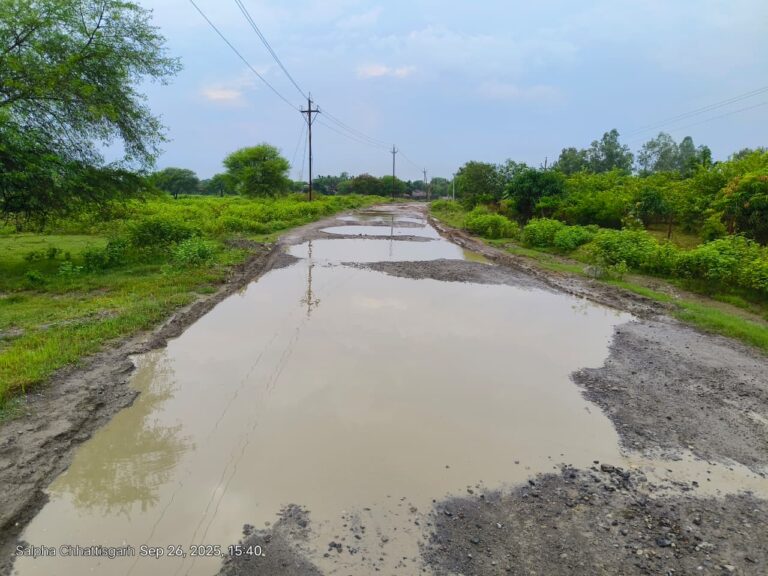 धमनी मार्ग की दुर्दशा से 5 हजार की आबादी परेशान, एंबुलेंस तक फंसी