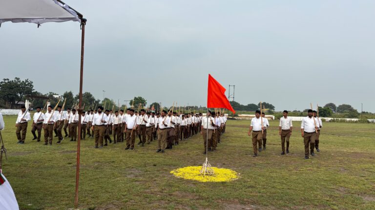 राष्ट्रीय स्वयंसेवक संघ उपखण्ड सरगांव में विजयादशमी उत्सव एवं पथ संचलन सम्पन्न.. हर्षोल्लास और अनुशासन के साथ मनाया गया पर्व, नगरवासियों ने किया पुष्पवर्षा से स्वागत..