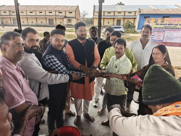 किसान उत्सव 2025 का शुभारंभ : धान खरीदी केंद्र सरगांव में पहले किसान का तौल कर अभियान शुरू