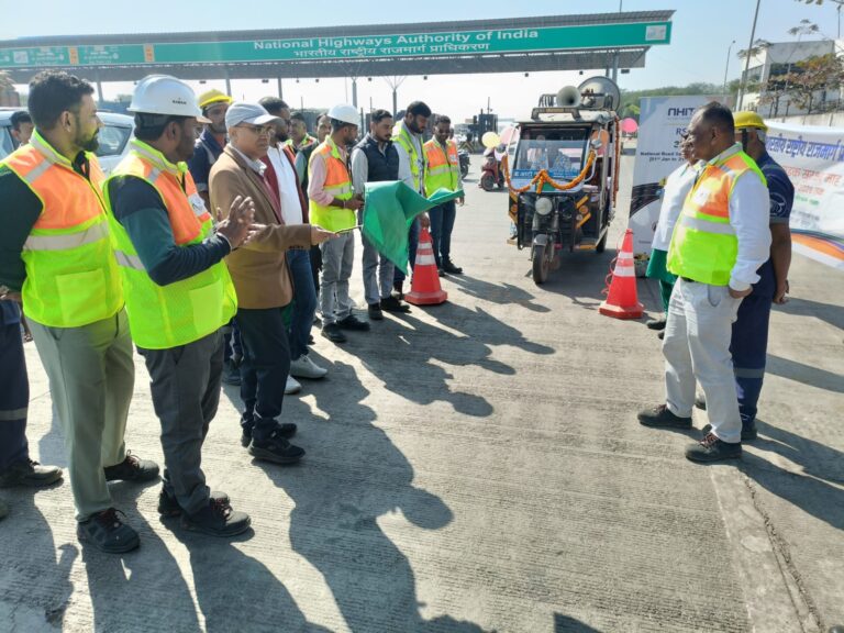 भोजपुरी टोल प्लाजा पर एक सड़क सुरक्षा जागरूकता कार्यक्रम आयोजित किया गया