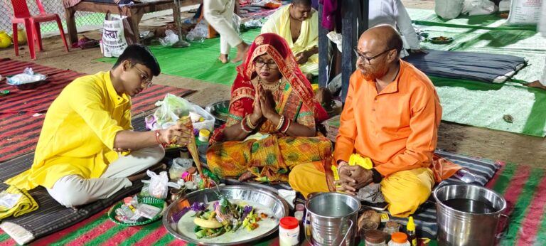 महाशिवरात्रि पर उमड़ा आस्था का सैलाबशिव आराधना महोत्सव के द्वितीय दिवस पूजन हेतु लगी रही श्रद्धालुओं की भीड़