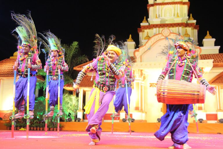 इंदौर मालवा महोत्सव में छाया रहा गेड़ी नृत्य का जादू-विधानसभा अध्यक्ष एवं केंद्रीय मंत्री ने किया अनिल गढ़ेवाल का सम्मान