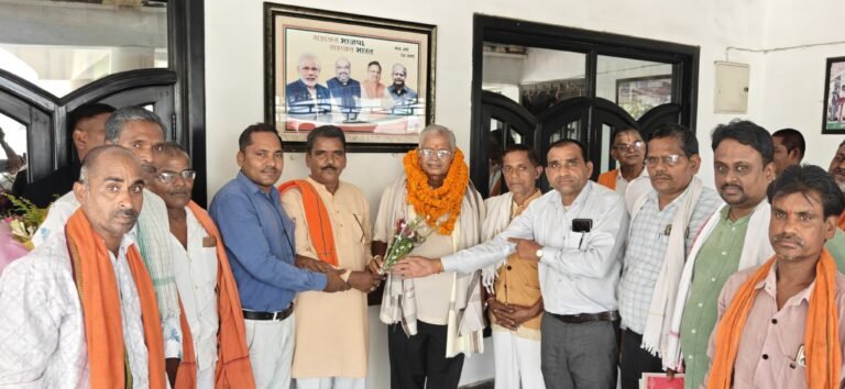 पूर्व विधानसभा अध्यक्ष धरमलाल कौशिक ने नवनियुक्त कन्नौजिया कुर्मी पदाधिकारियों को दी शुभकामनाएं; संगठन, शिक्षा और युवा विकास पर चर्चा..