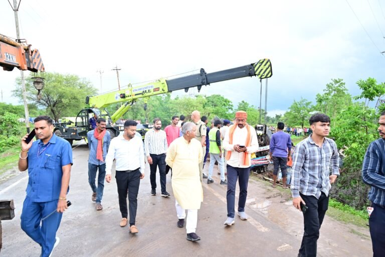 विधायक धरमलाल कौशिक ने सरगांव–पथरिया मार्ग पर हुई दुर्घटना का लिया जायज़ा, अधिकारियों को दिए राहत-बचाव के निर्देश