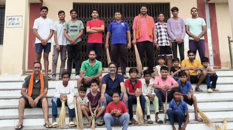हर रविवार स्वच्छता का संकल्प निभा रहे युवा, आत्मानंद स्कूल में चलाया सफाई अभियान