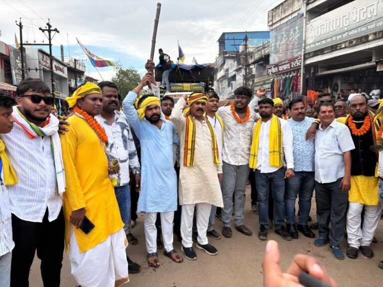 विश्व आदिवासी दिवस पर चकरभाठा -बोदरी में निकली भव्य शोभायात्रा का कांग्रेस नेताओं ने किया भव्य स्वागत
