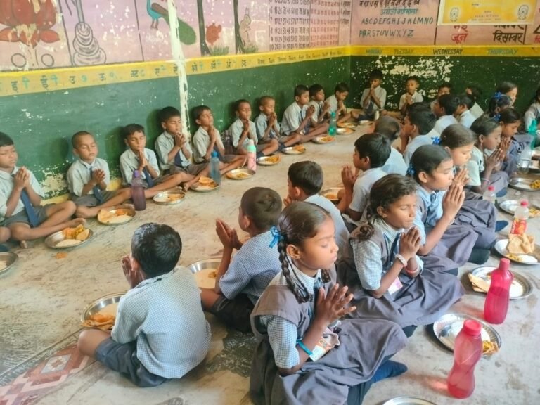 शासकीय प्राथमिक शाला अंडा में न्योता भोजन का आयोजन